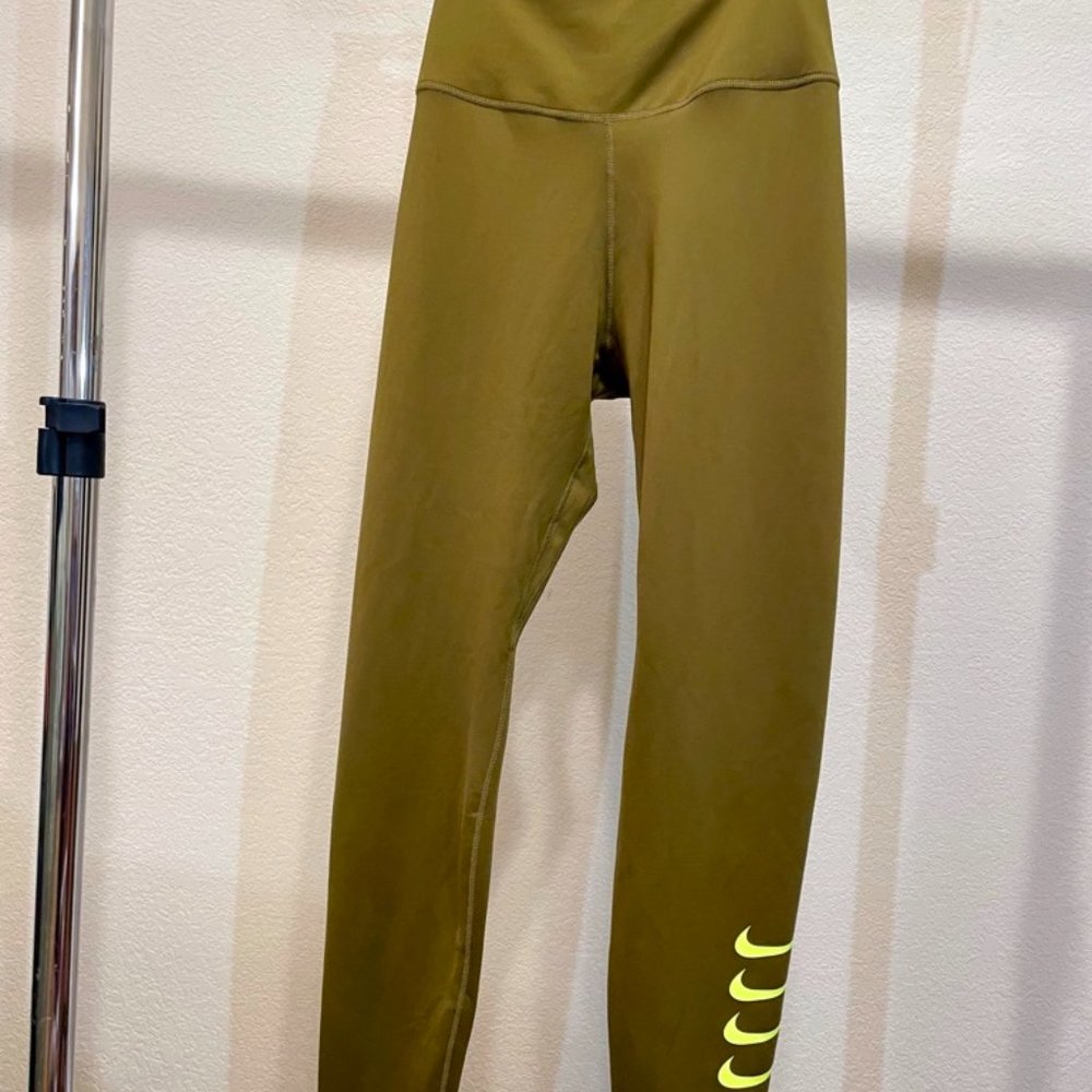 Brand New Nike Swoosh Run Dri-Fit Leggings